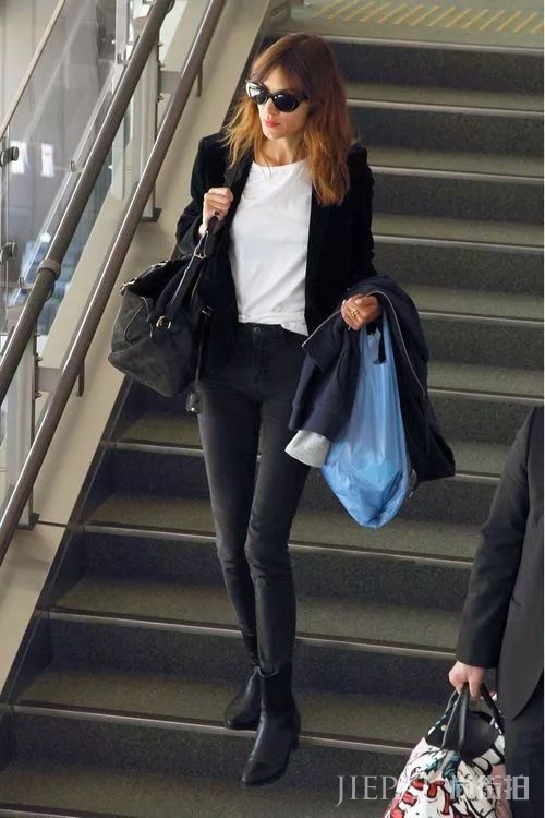 薄西服+牛仔裤=2018年早秋最时髦的极简套路!