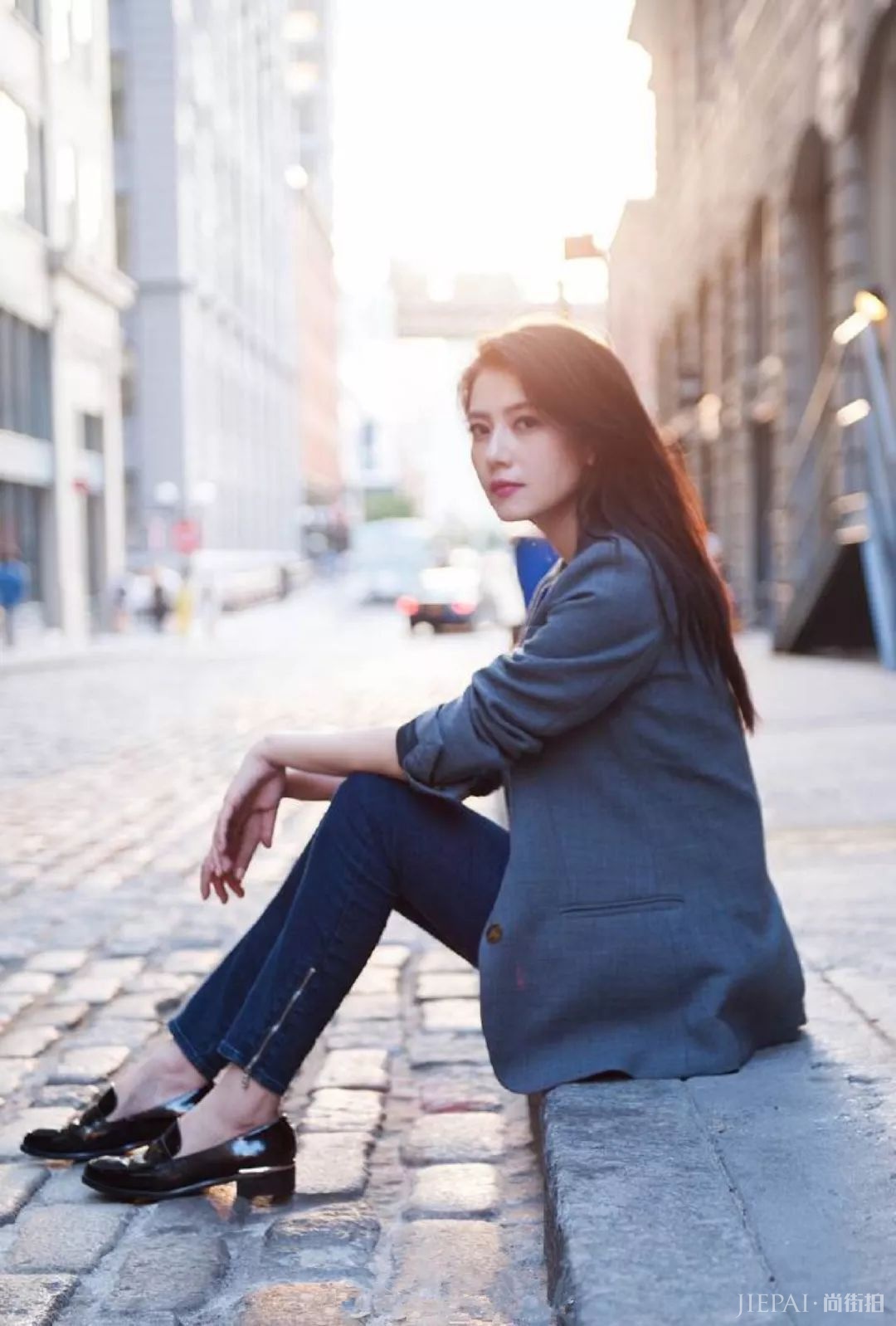 薄西服+牛仔裤=2018年早秋最时髦的极简套路!