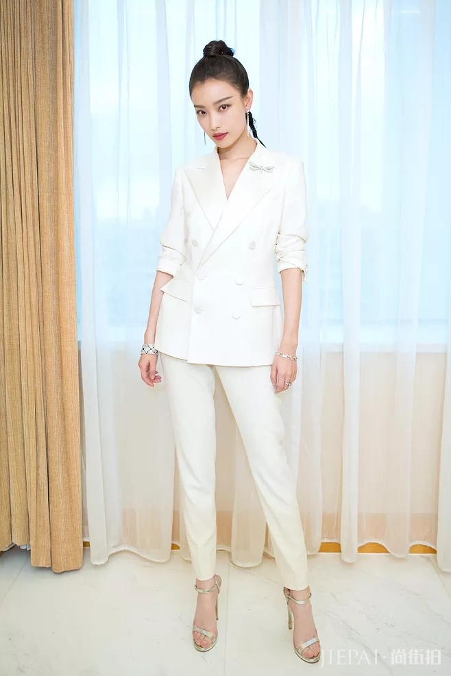 穿搭我只服倪妮,双排扣西装配高跟鞋,举手投足间尽显高贵!