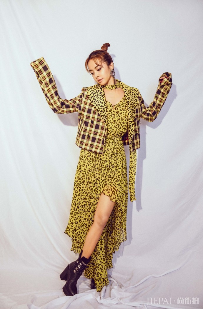 蔡依林新写真 豹纹长裙搭格子外套似小太阳