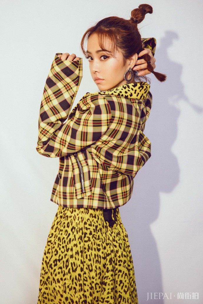 蔡依林新写真 豹纹长裙搭格子外套似小太阳