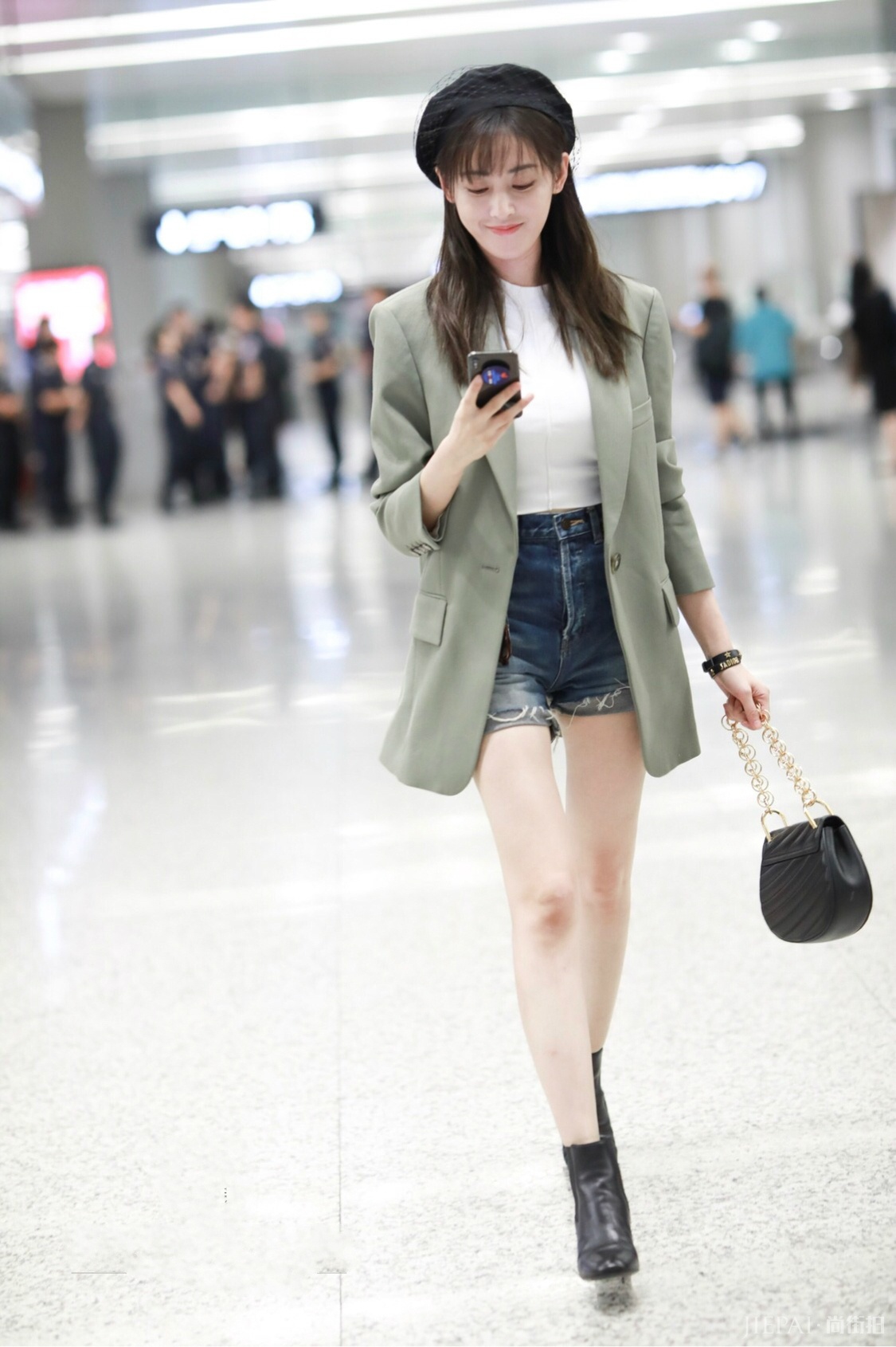 张天爱的短裤已经够短了，还非要卷起一层又一层，网友：彻底服了