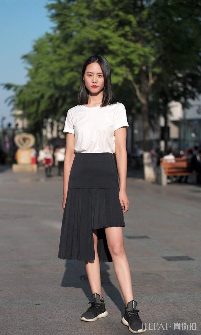 2018夏季街拍新搭配：最经典的还是白T！
