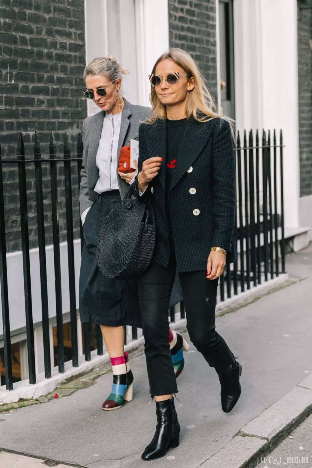 薄西服+牛仔裤=2018年早秋最时髦的极简套路!