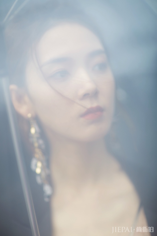 陈瑶雨中男友视角大片 恬静仙美令人心动