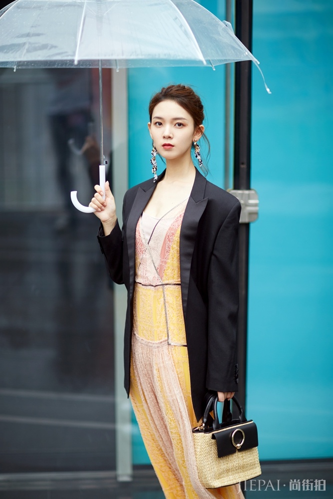 陈瑶雨中男友视角大片 恬静仙美令人心动