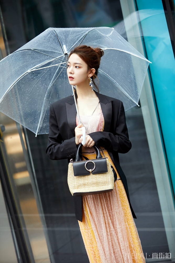 陈瑶雨中男友视角大片 恬静仙美令人心动