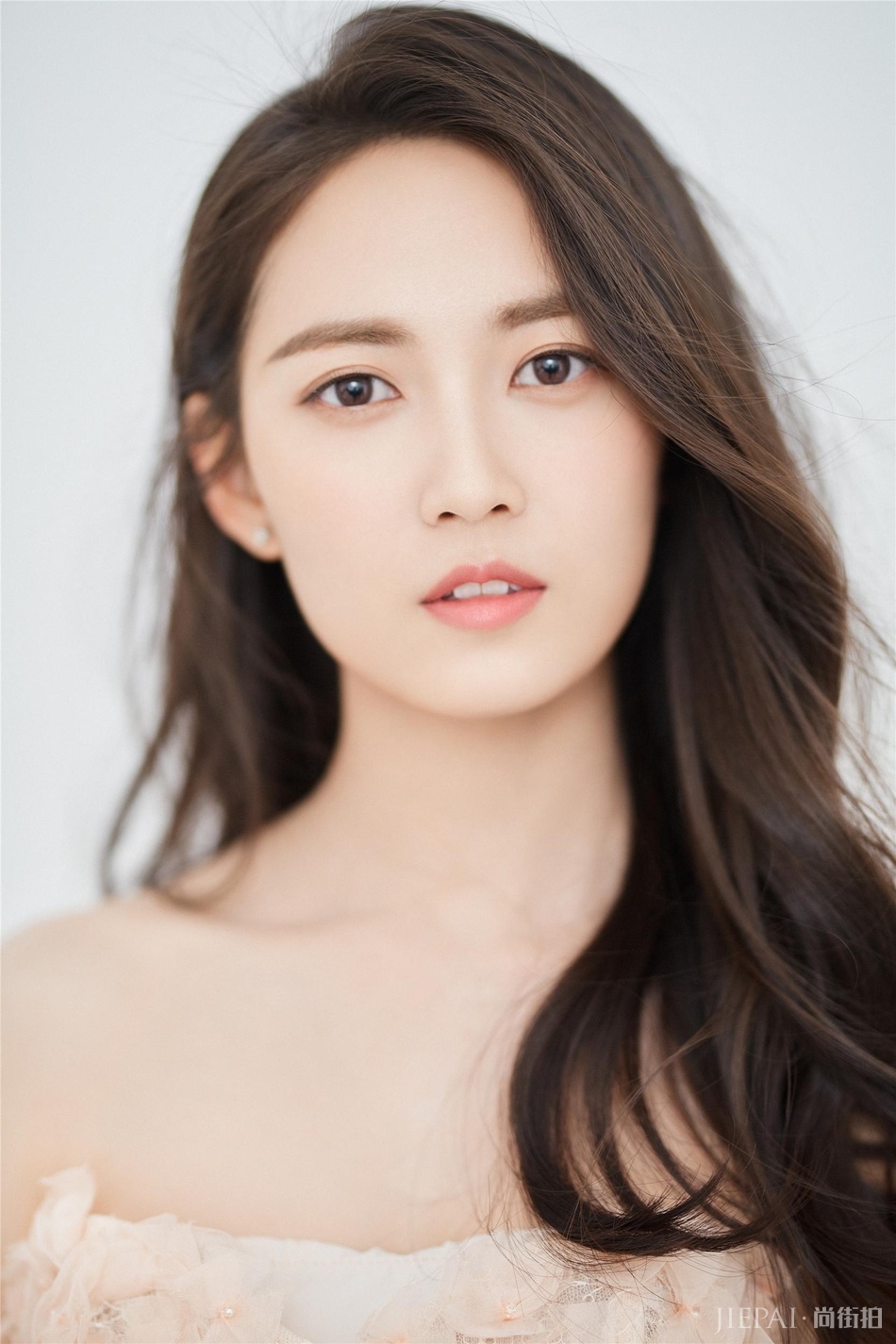 陈钰琪写真大片曝光 长发微卷少女感十足