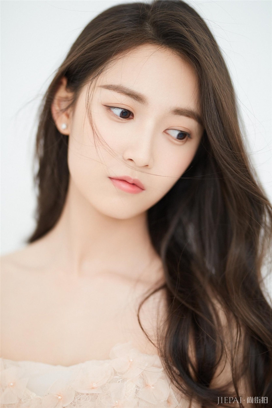 陈钰琪写真大片曝光 长发微卷少女感十足