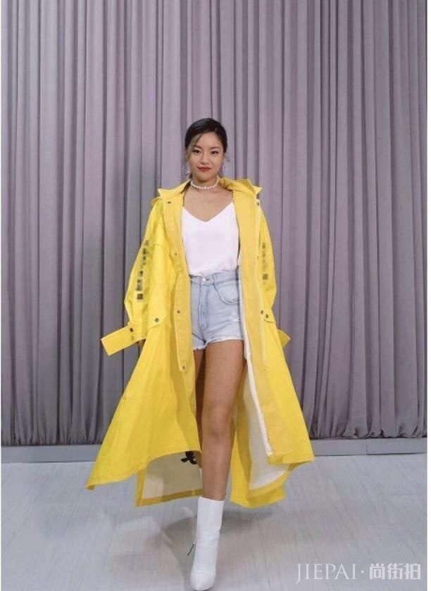 还以为王菊不露腰不露腿，好好穿衣服了呢，谁料配饰成了焦点！