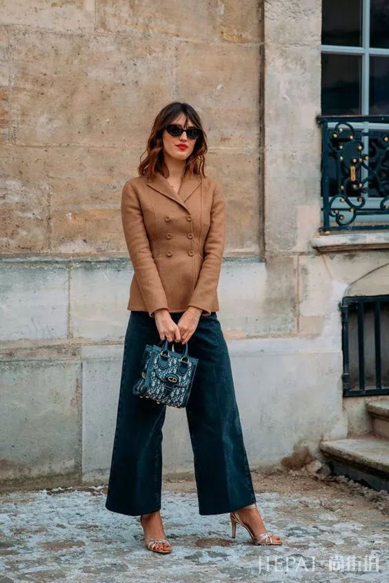 薄西服+牛仔裤=2018年早秋最时髦的极简套路!