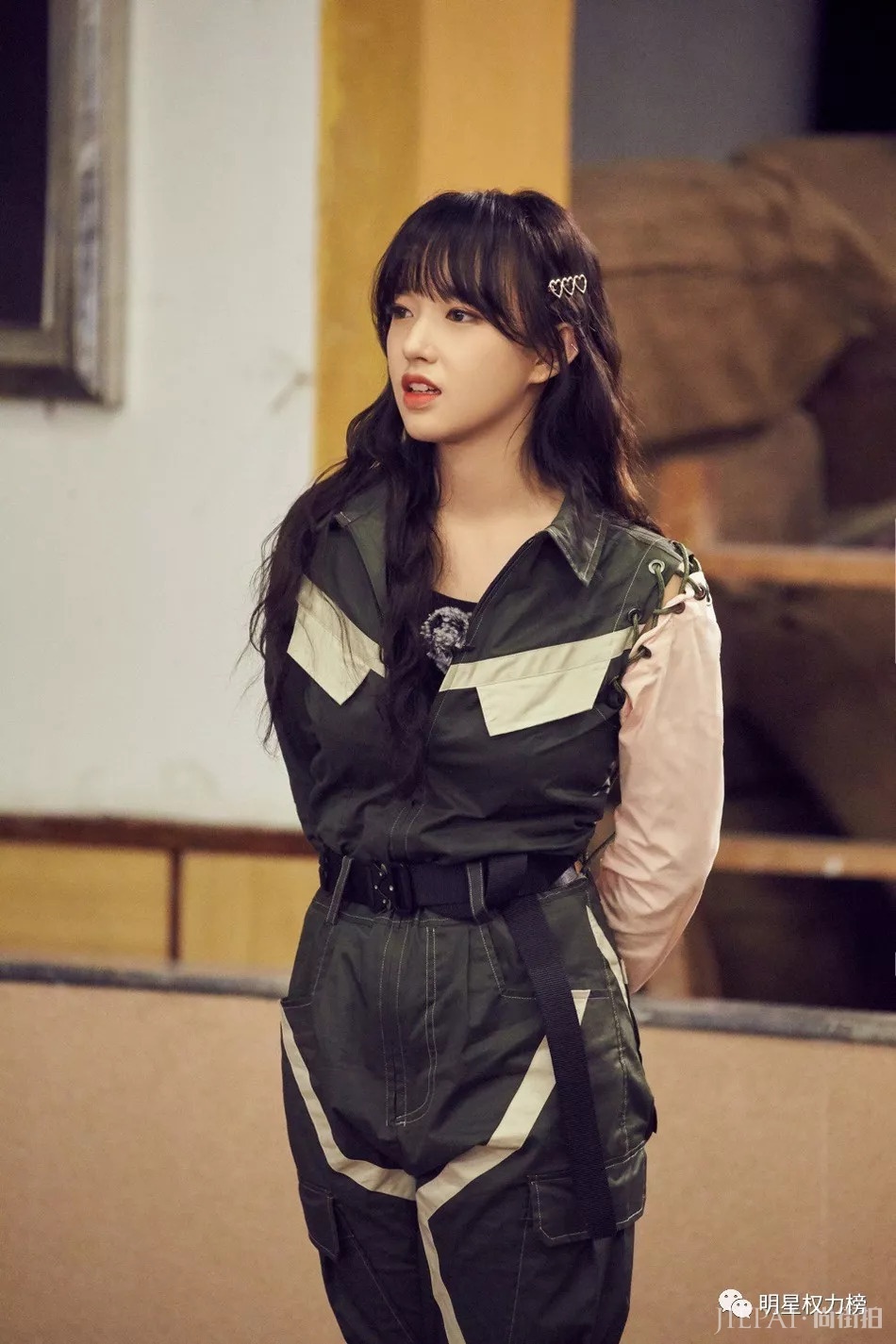 朱一龙杂志封面斯文优雅 吴亦凡活动造型复古时尚 吴谨言写真大片个性时尚