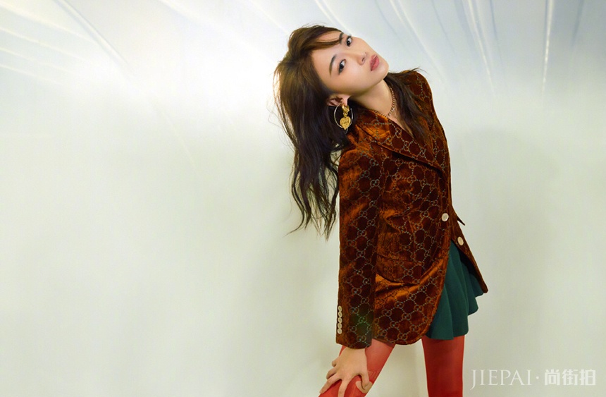 《延禧攻略》魏姐吴谨言拍大片,网友:比起演技摆pose还是嫩了点!