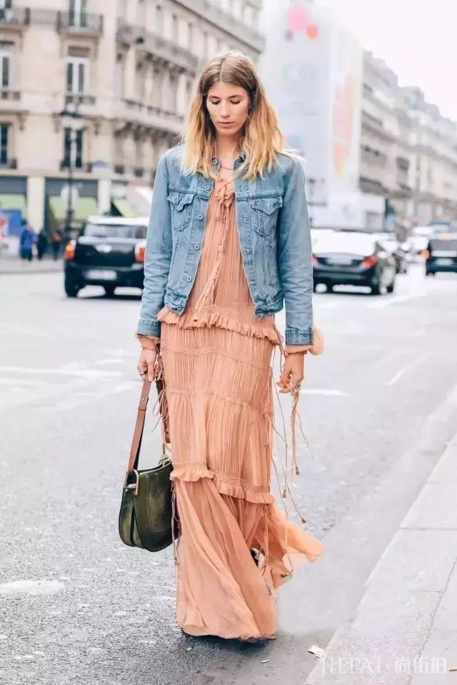 欧美街拍 连衣裙过季这样搭又是一件新衣了