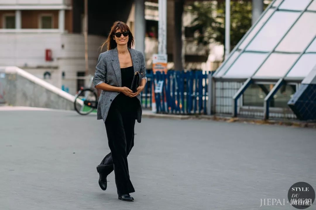 薄西服+牛仔裤=2018年早秋最时髦的极简套路!