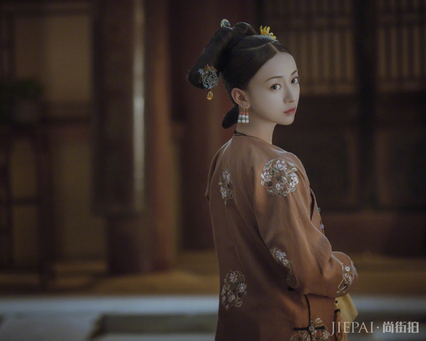 《延禧攻略》魏姐吴谨言拍大片,网友:比起演技摆pose还是嫩了点!