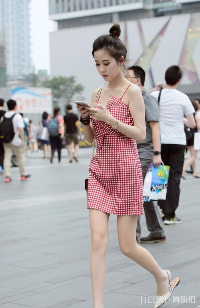 国内街拍：美女清新温柔亭亭玉立，令人眼前一亮！