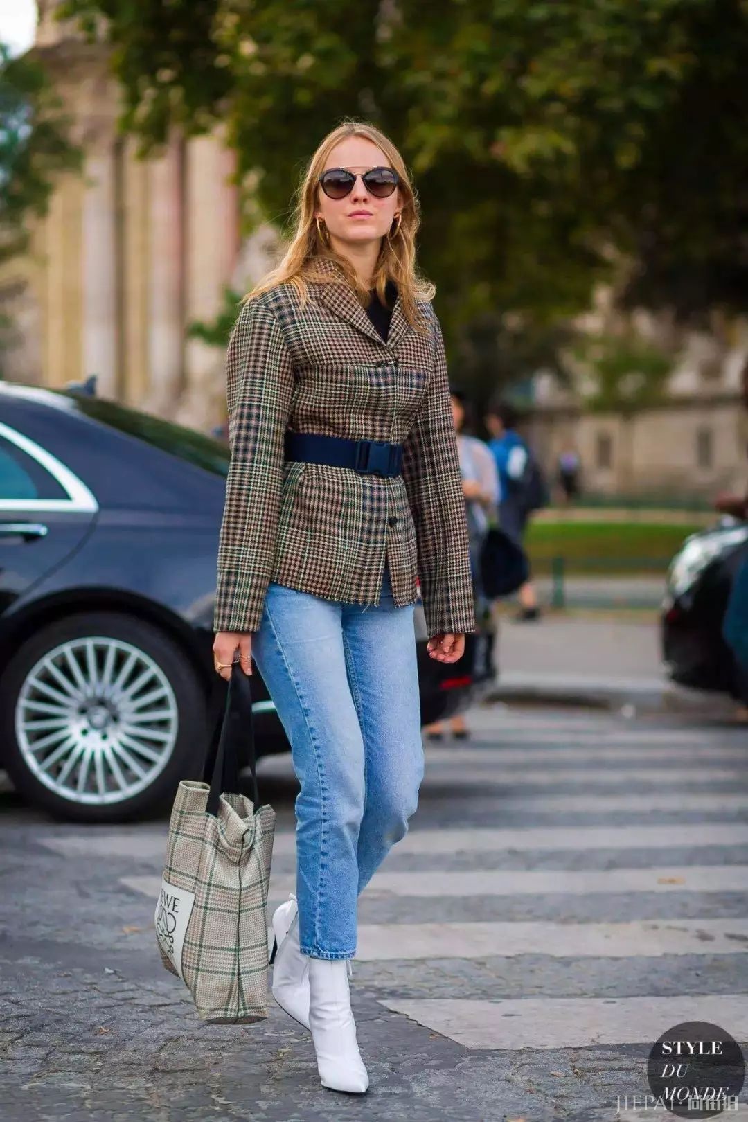 薄西服+牛仔裤=2018年早秋最时髦的极简套路!