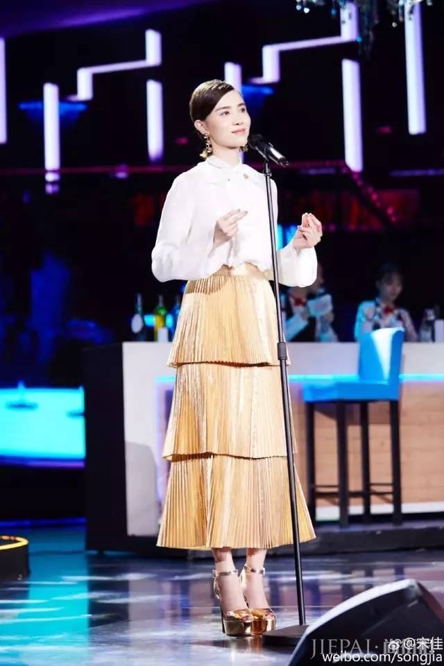 看宋佳6个搭配套路,2018美一整个秋天!