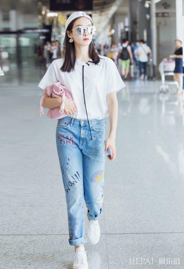 2018夏季街拍新搭配：最经典的还是白T！