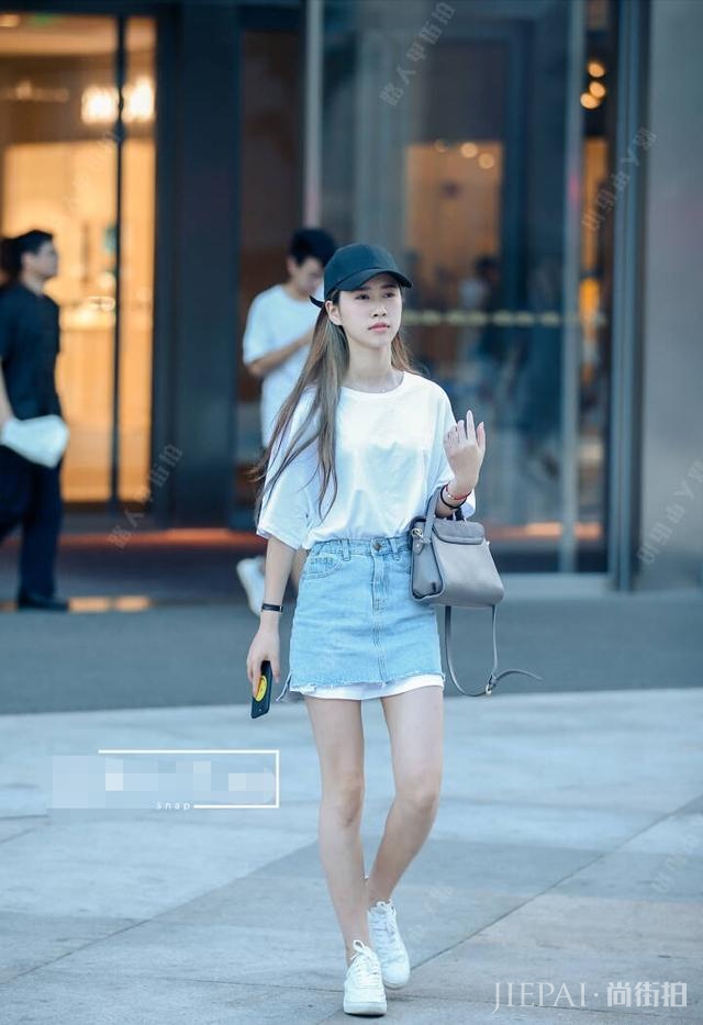 2018夏季街拍新搭配：最经典的还是白T！