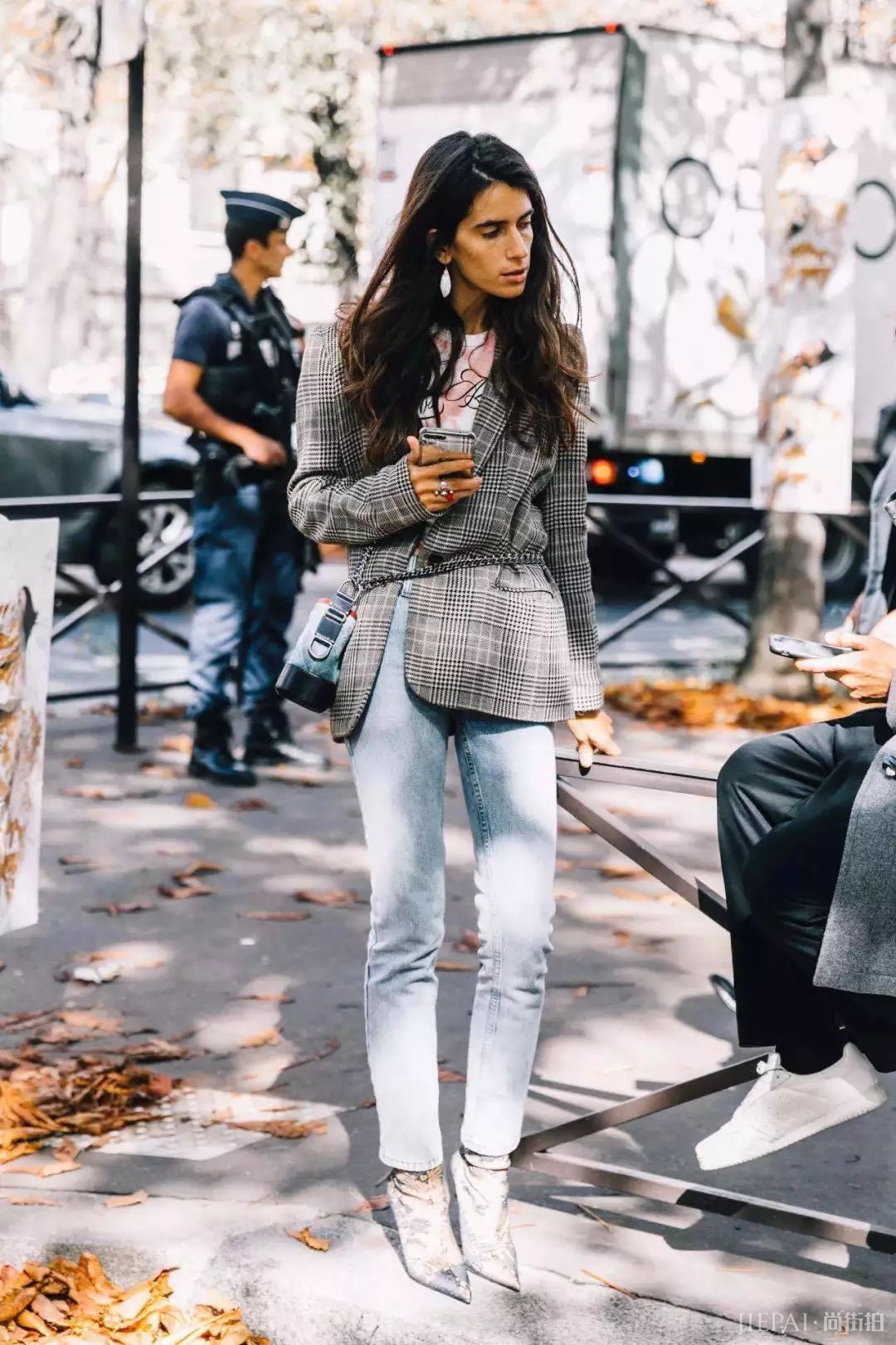 薄西服+牛仔裤=2018年早秋最时髦的极简套路!