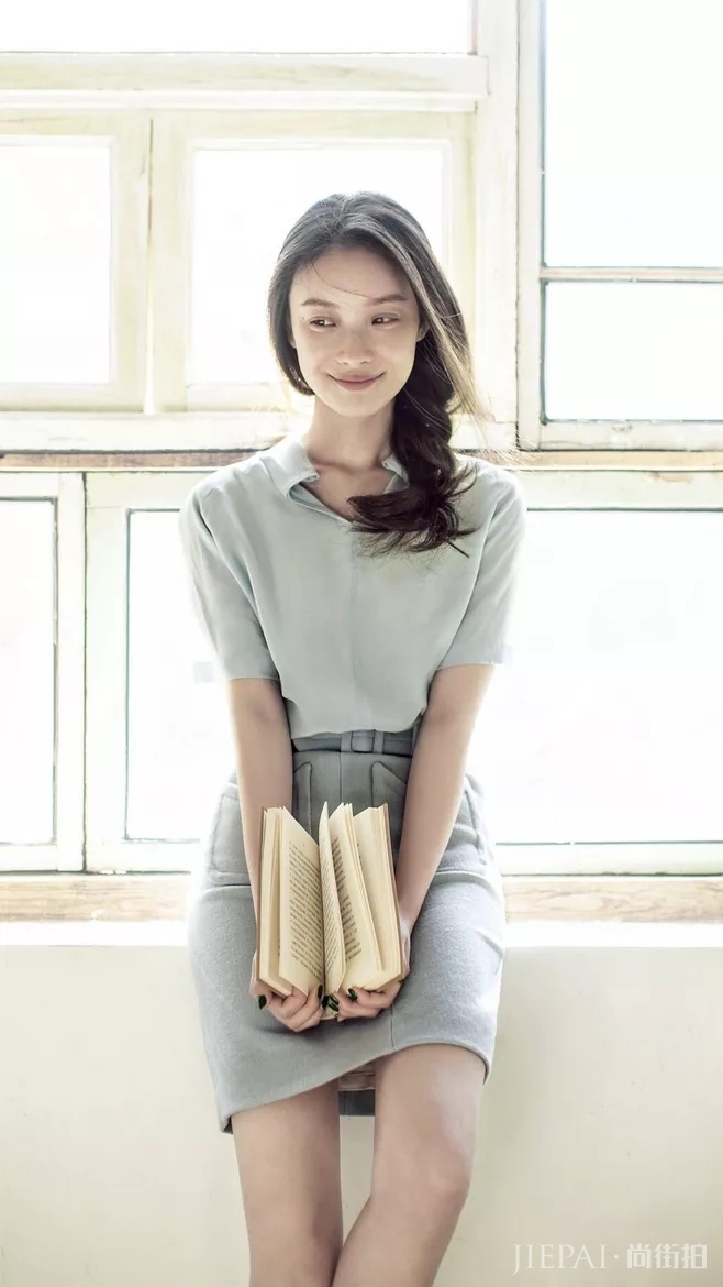 穿搭我只服倪妮,双排扣西装配高跟鞋,举手投足间尽显高贵!