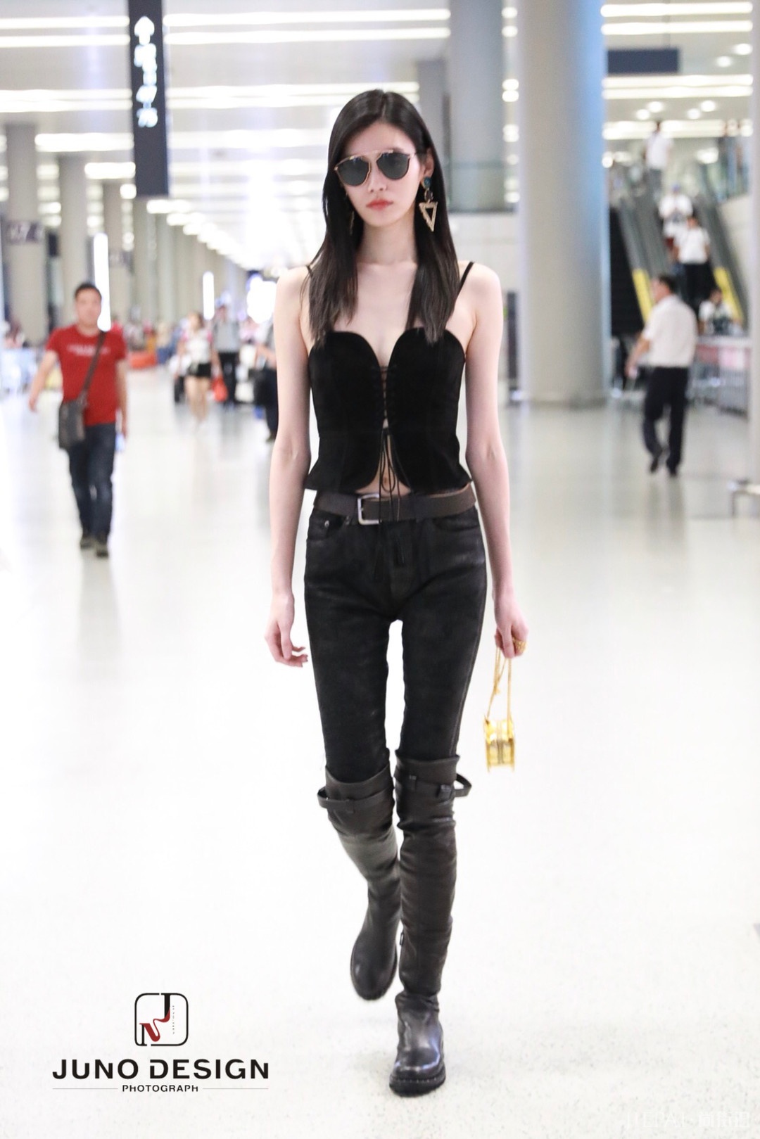 国内模特街拍：刘雯走起日系清新风，何穗钟爱小白裙，奚梦瑶性感潮搭，杜鹃依然气质范儿十足！