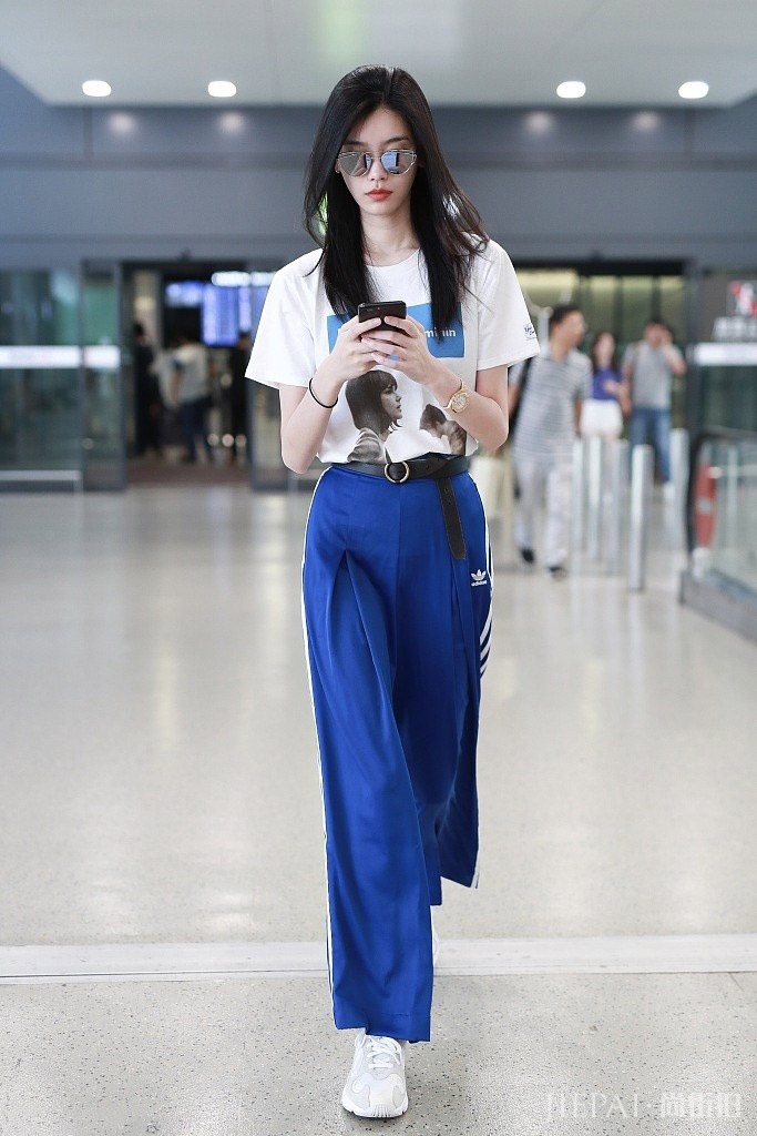 国内模特街拍：刘雯走起日系清新风，何穗钟爱小白裙，奚梦瑶性感潮搭，杜鹃依然气质范儿十足！