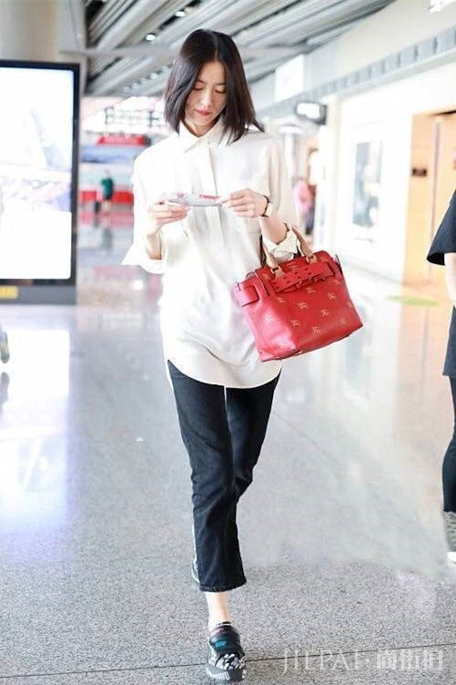 国内模特街拍：刘雯走起日系清新风，何穗钟爱小白裙，奚梦瑶性感潮搭，杜鹃依然气质范儿十足！