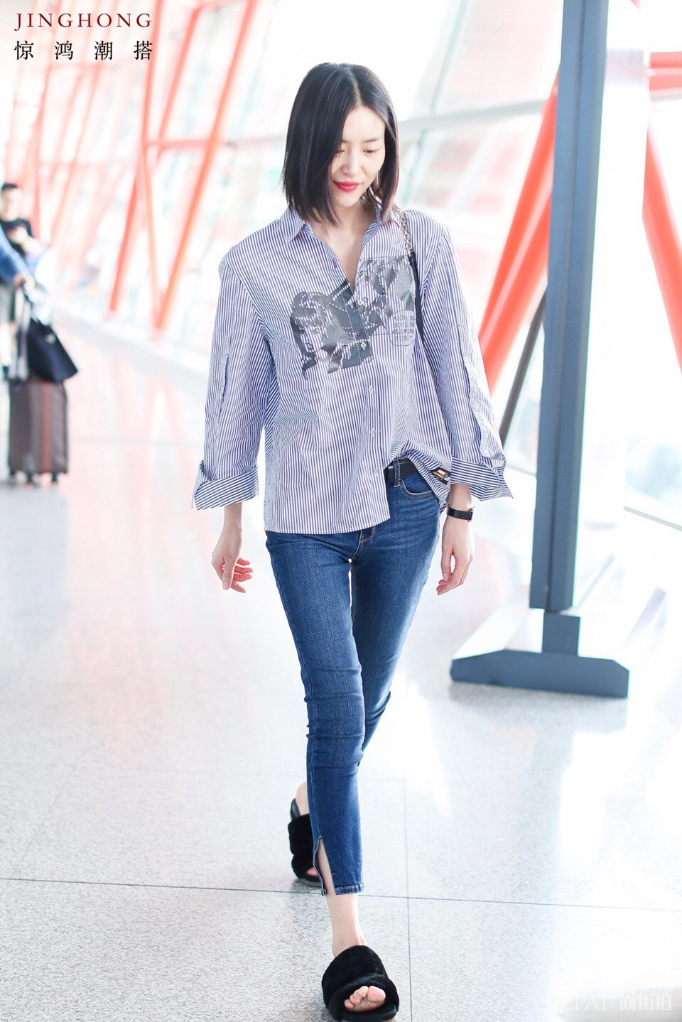 国内模特街拍：刘雯走起日系清新风，何穗钟爱小白裙，奚梦瑶性感潮搭，杜鹃依然气质范儿十足！