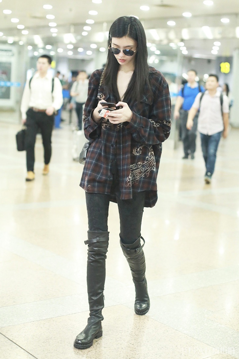 国内模特街拍：刘雯走起日系清新风，何穗钟爱小白裙，奚梦瑶性感潮搭，杜鹃依然气质范儿十足！