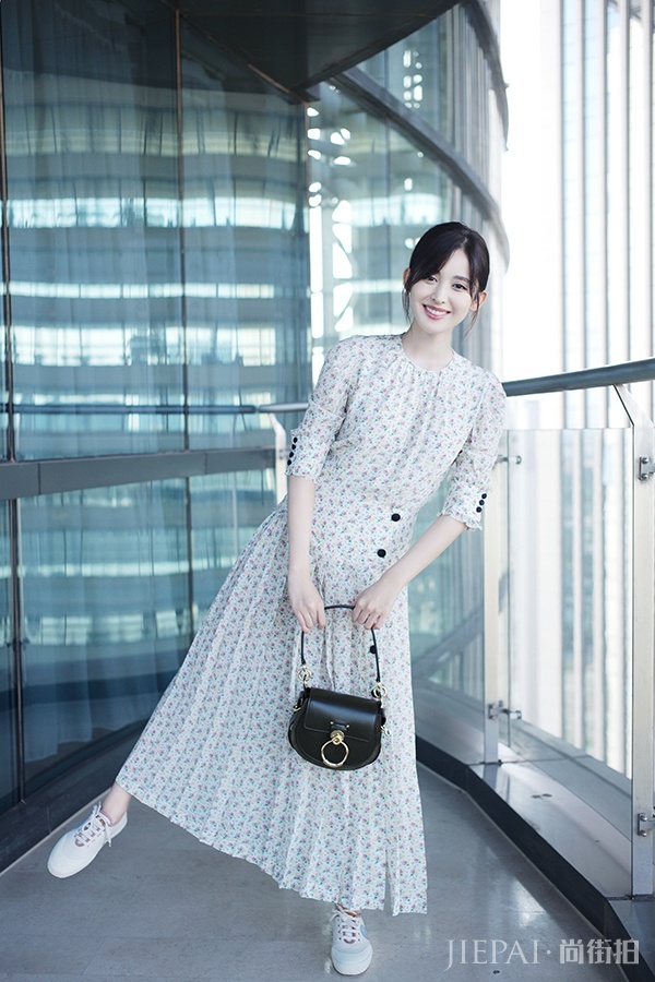 娜扎夏季香草系风格街拍曝光 灵魂旋舞现鬼马少女力