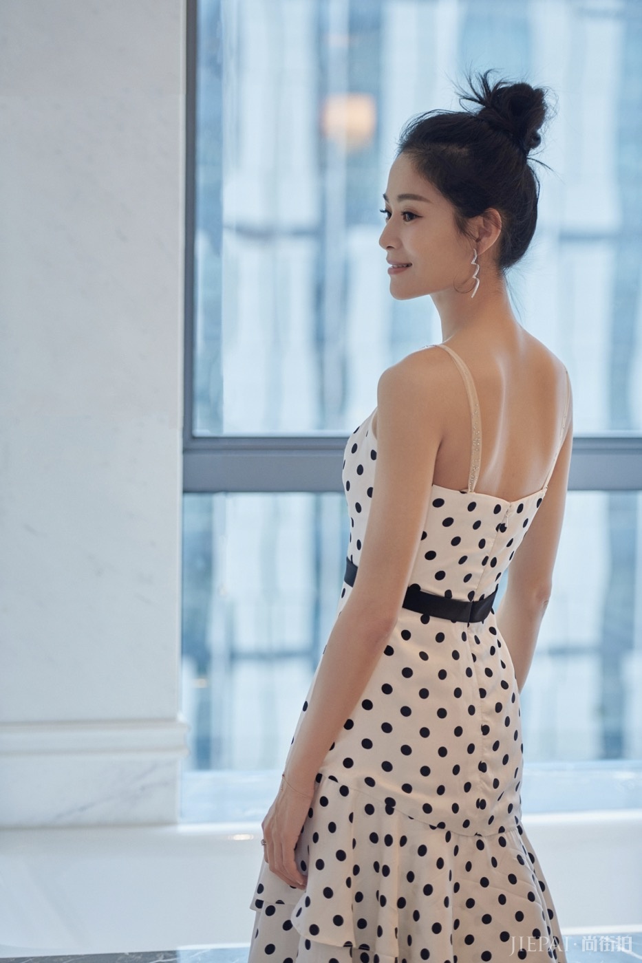 王媛可大片曝光 波点长裙秀锁骨