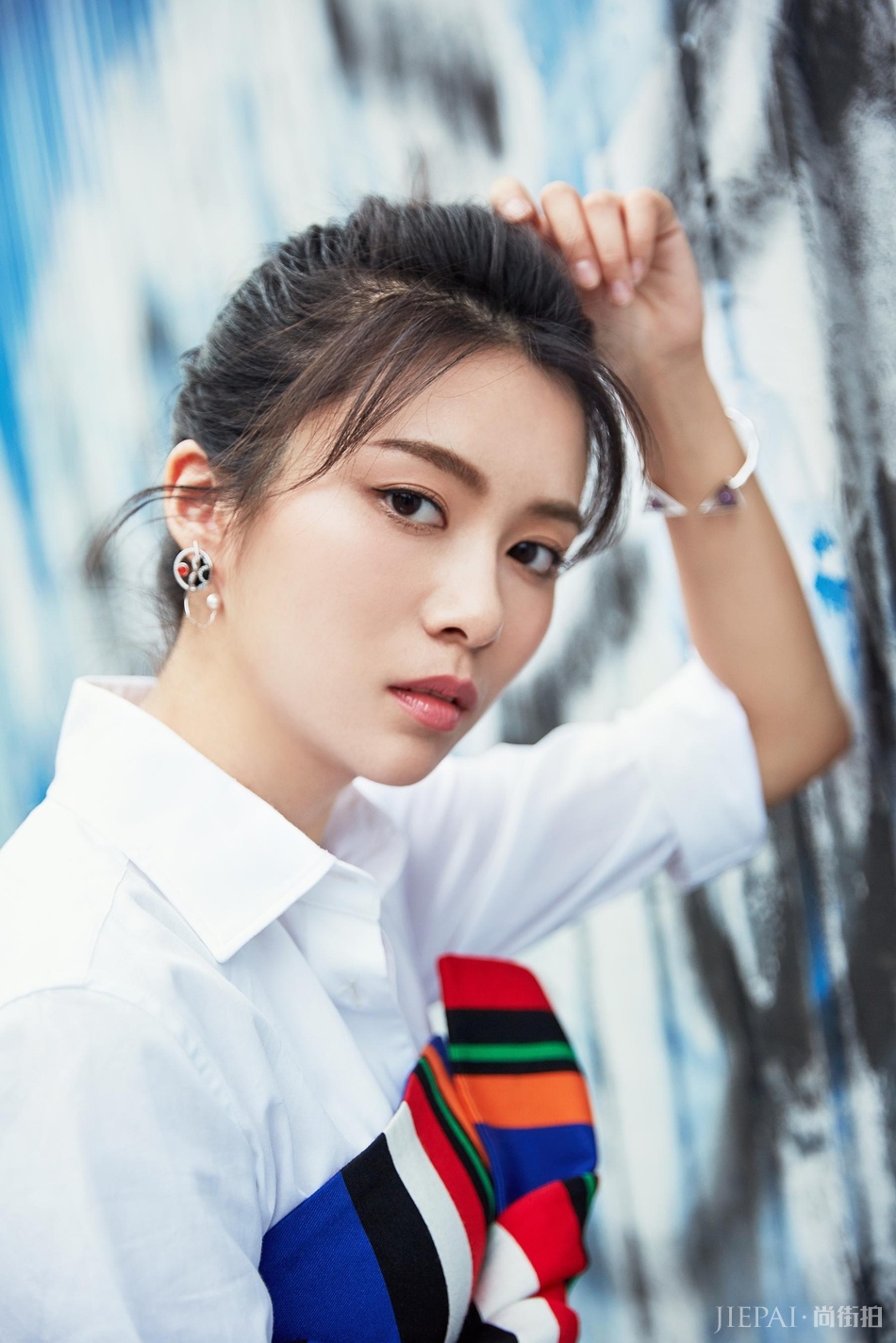 俞思远胡同游主题街拍曝光 马尾辫英气十足