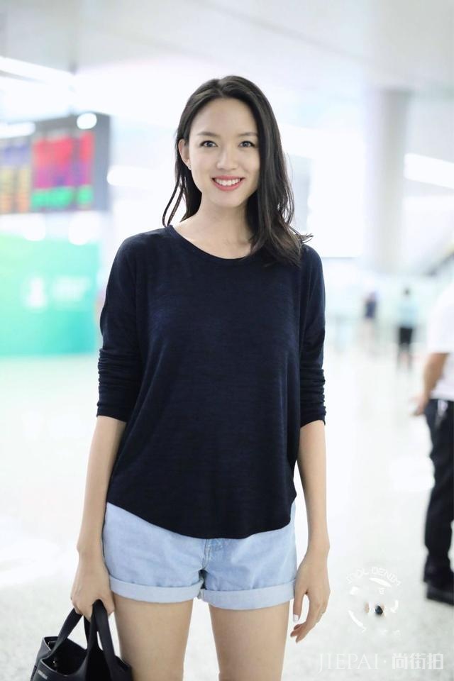 张梓琳腿够长了,这么短的短裤一蹲下就尴尬了