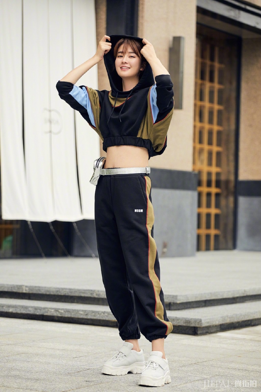 乔欣启程米兰观秀,一身运动套装竟被蛮腰抢了风头