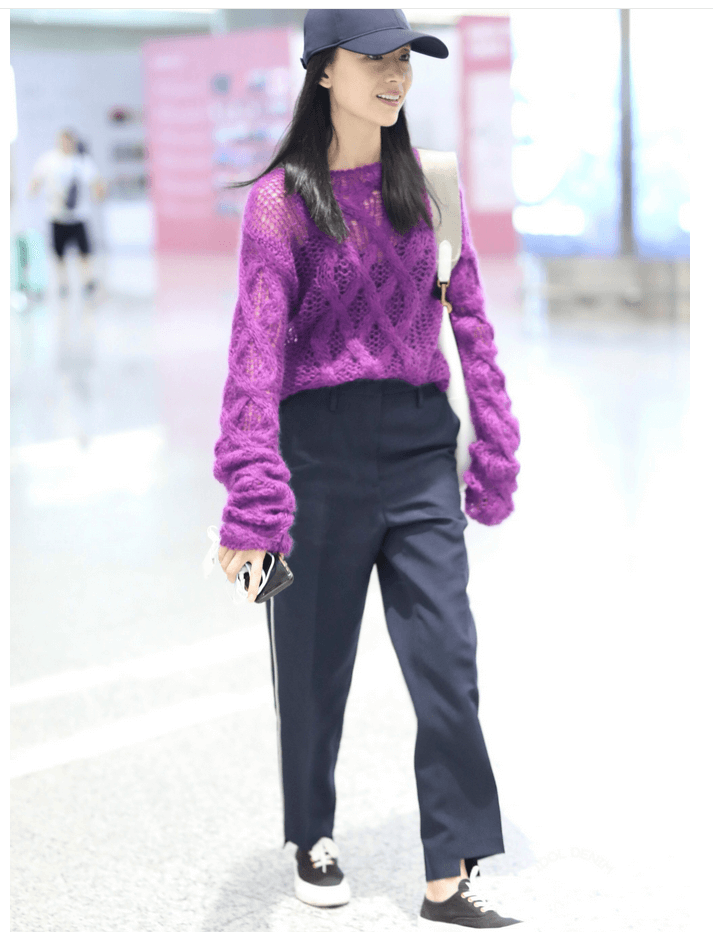 早秋毛衣救了董洁,搭配平底鞋,谁还敢说她老气?