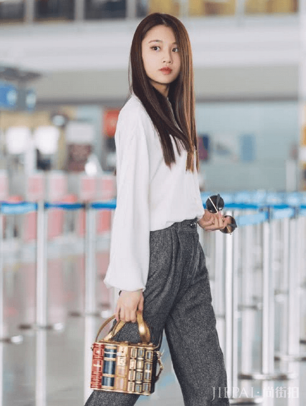 “谋女郎”张慧雯现身机场,早秋卡通毛衣,穿的有点多啊