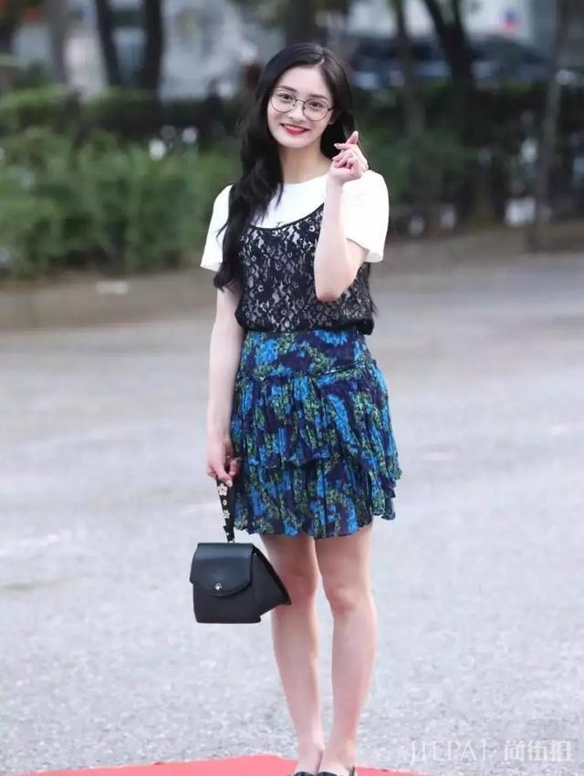 周洁琼裤裆紧成“倒三角”,大腿上还缀着很多线头,T恤都遮不住