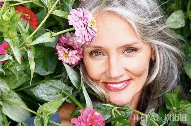 49岁才出道的超模 | 美人迟暮才是最高级的性感