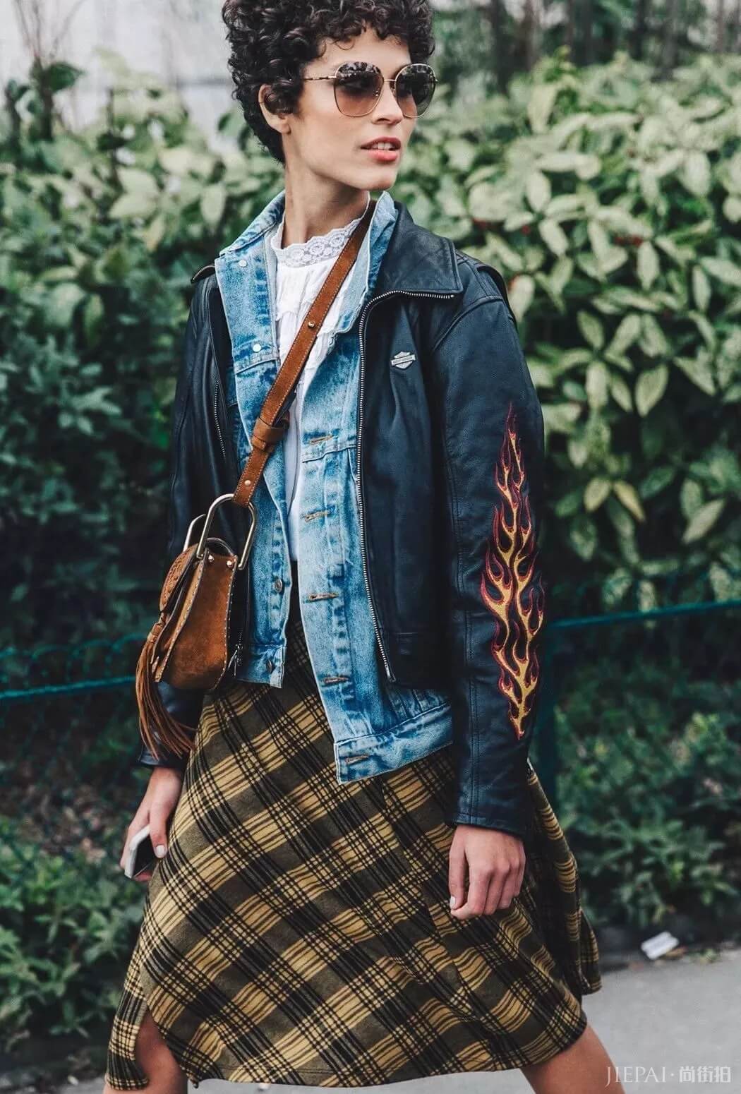 秋季必备的牛仔外套，若是这样穿可以美出新高度！