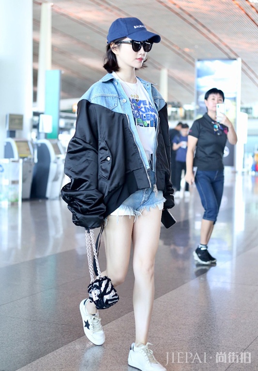 景甜“下半身失踪”秀大长腿 身材丰满有致，此时全场焦点