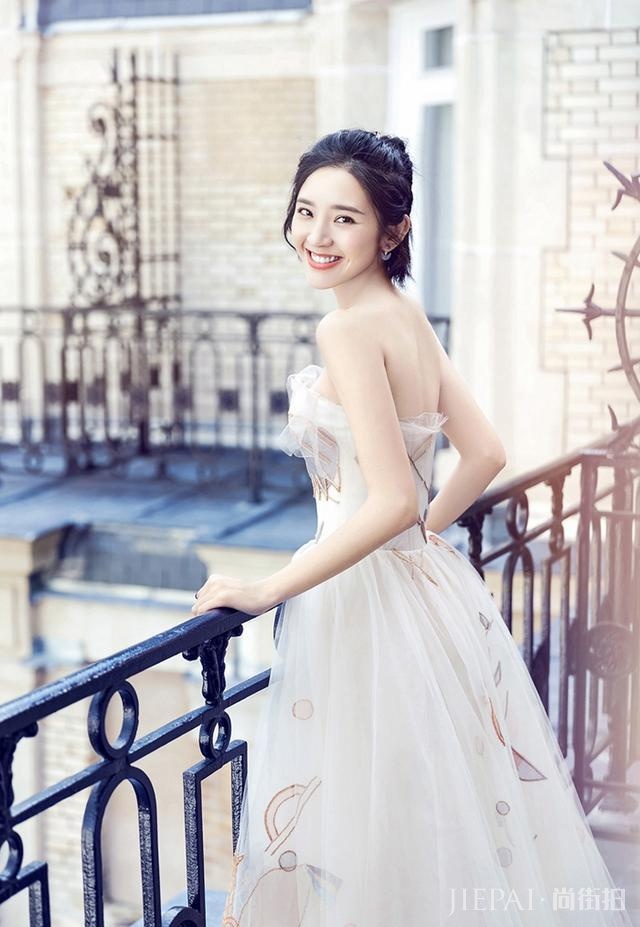 同是薄纱长裙吴昕却在气质上输给了唐艺昕,看来还是没学到精髓啊