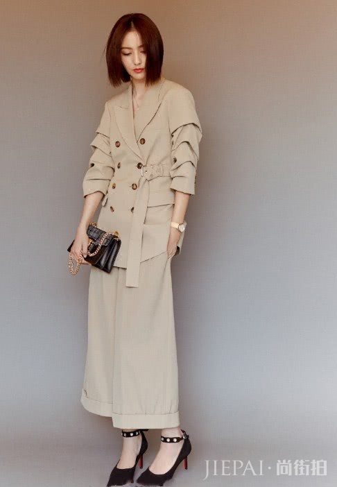 佟丽娅也太会玩了,把裤子另一边的纽扣全解开,瞬间变“腰精”!