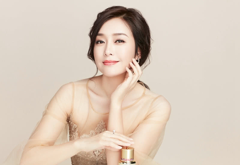 秦岚又换新发型，空气刘海甜到炸，气质女神秒变软萌少女