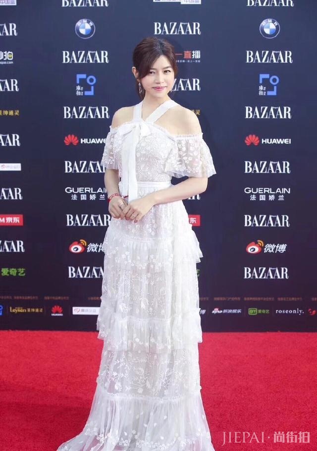 陈妍希穿连衣裙+牛仔外套,依然是那个青春少女
