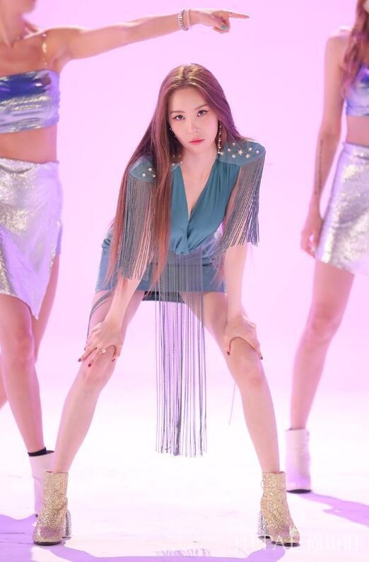 “韩国第一美腿”宣美有短裙还不够,没有它根本不敢登台!