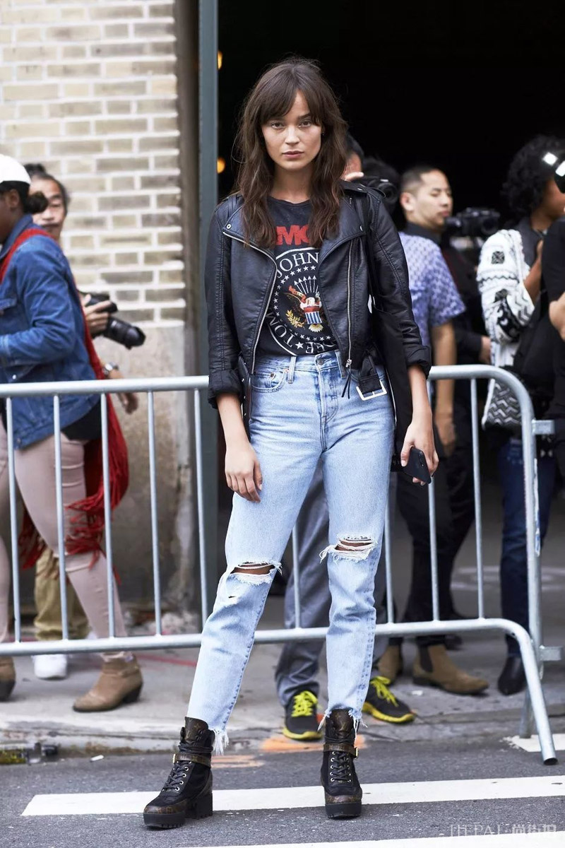 2018秋冬,外套里面穿这四件上衣就够了!