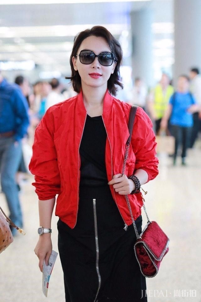 陈数身材真“魔性”，穿裙子腿很短，穿上裤子身材却很好！